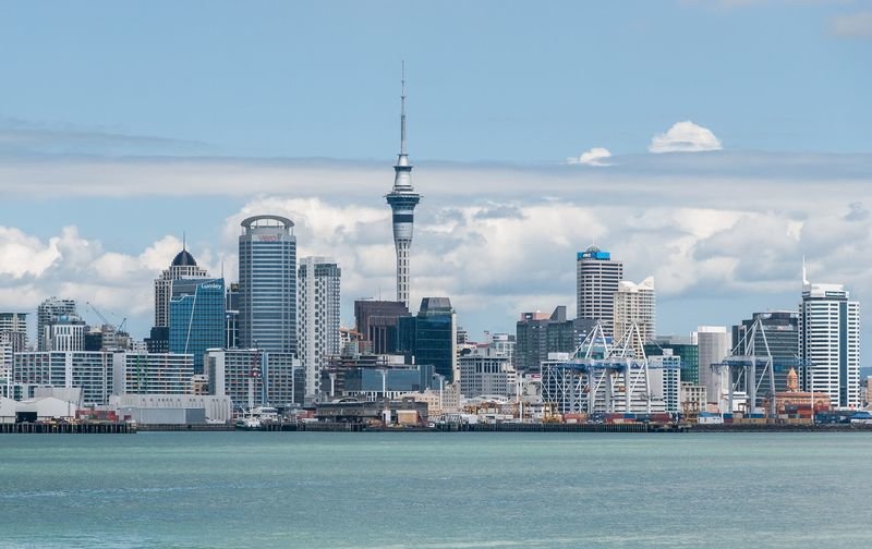 Auckland skyline by dxr via wikimedia commons 800 307x0x2592x1620 q85